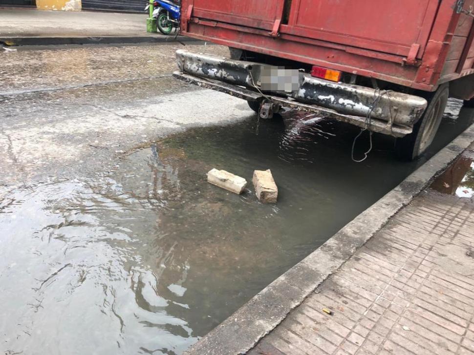 Hay cables y tornillos en la vereda de Crisóstomo al 400