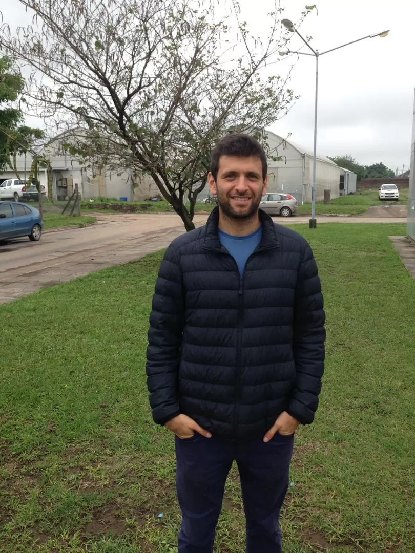 TUCUMáN. El ingeniero Juan I. Romero, durante un alto del trabajo que realiza en la Estación Obispo Colombres.  