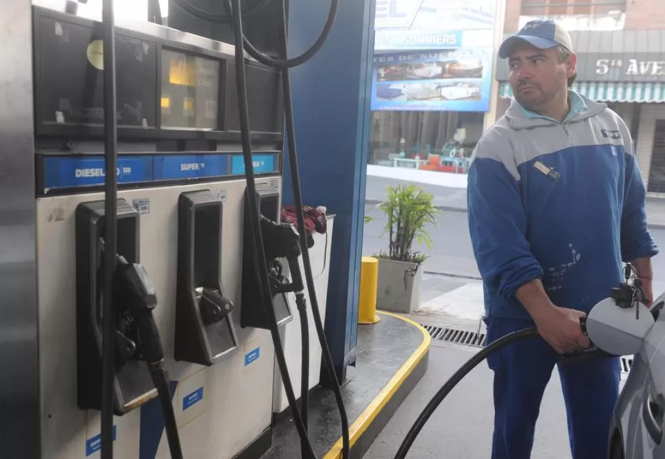 TRASPASO. La nafta súper es el único producto en alza: 5% positivo interanual. Es porque absorvió el consumo de los que antes pagaban premium. la gaceta / foto de Antonio Ferroni (archivo)
