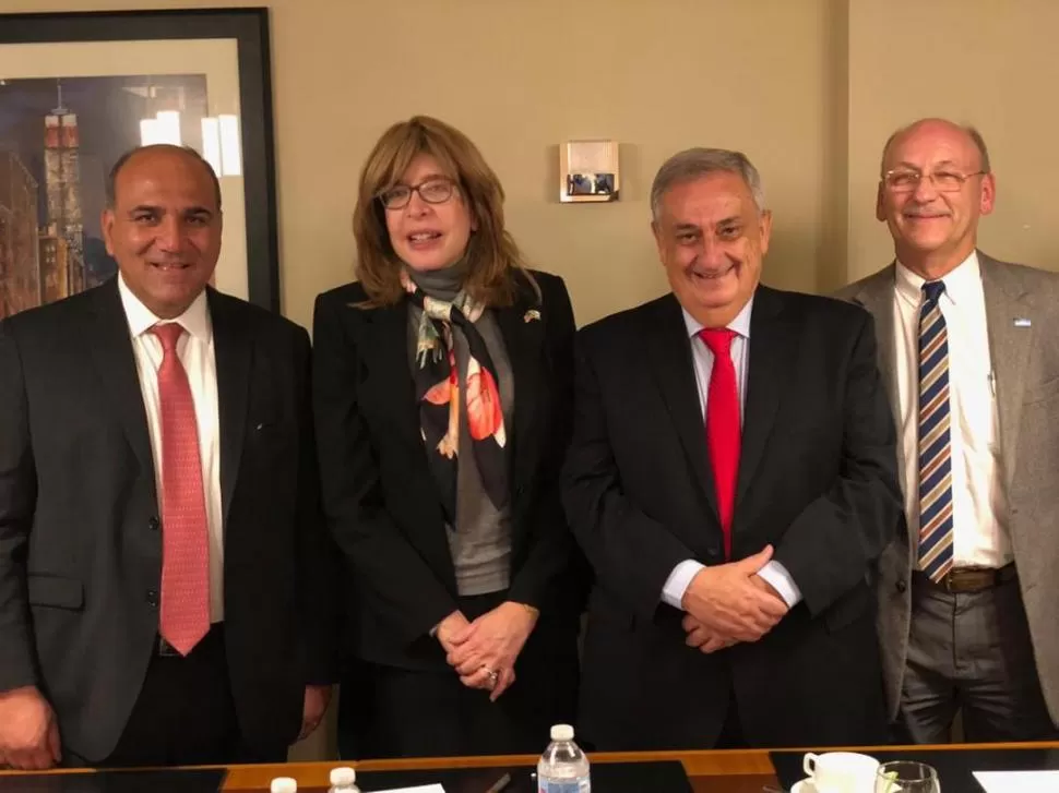 EN NUEVA YORK. Manzur, junto con Vivian Glueck, directora de la citrícola. Lo acompañaron el legislador Ruiz Olivares y el titular de la EEAOC, Plopper. twitter @JuanManzurOK