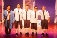 Intentaron agredir a los actores de Chicos Católicos mientras actuaban en el Virla