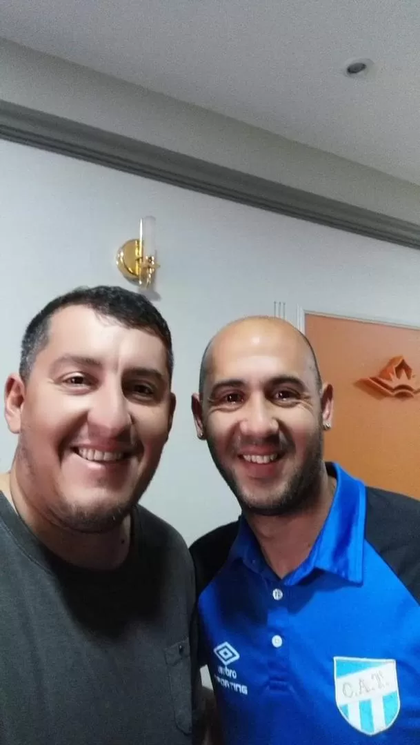 REENCUENTRO. Roa Tello sonríe con Mercier, tras sacarse una selfie en el hotel. 