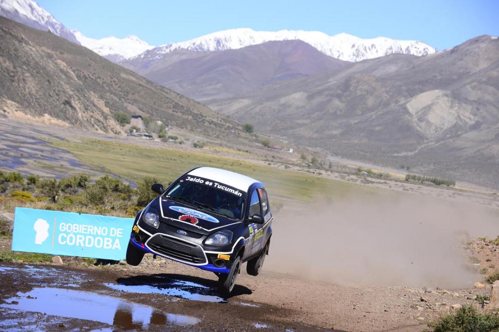 CAMBIOS. En la primera parte, el Ford Ka de Morán tuvo problemas. Tras la asistencia, todo mejoró. 