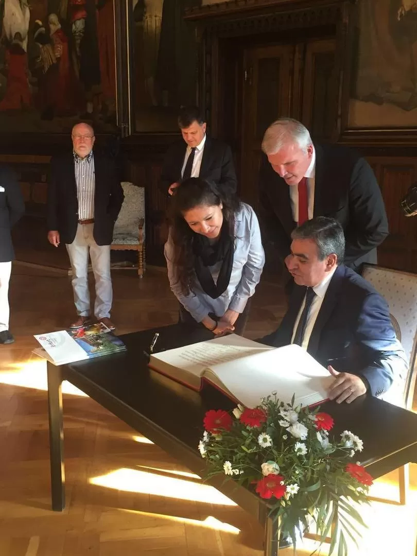 GIRA OFICIAL. Alfaro, al lado del alcalde alemán, en el Ayuntamiento. 