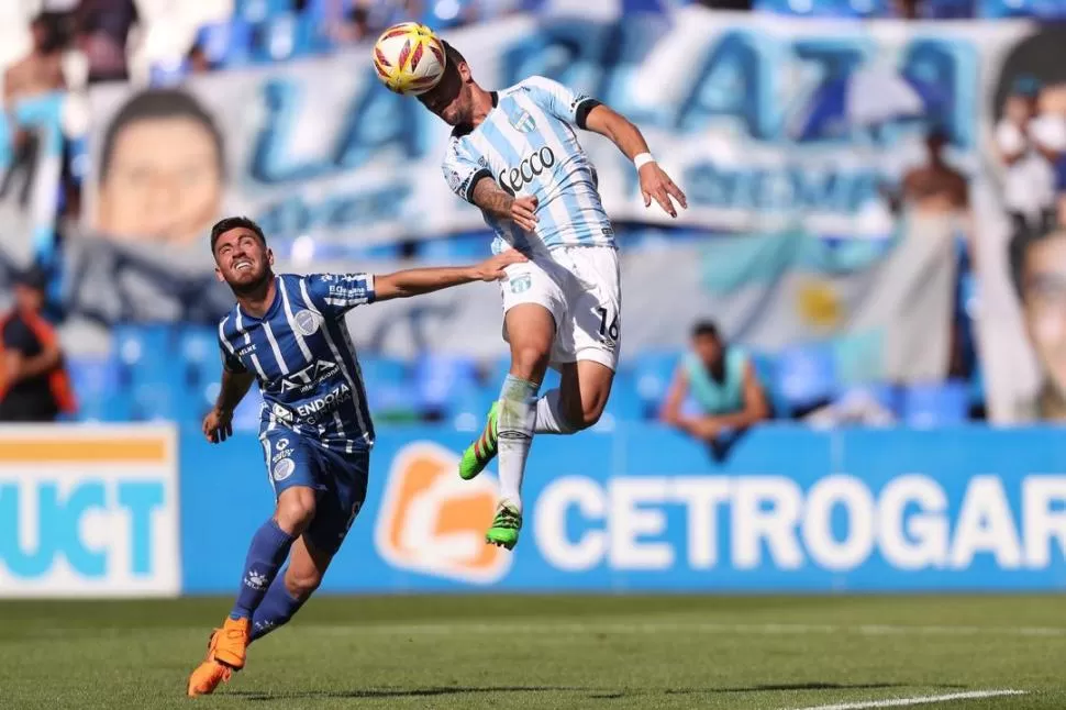 NI POR ABAJO, NI POR ARRIBA. Abero, siempre correcto, se anticipa a la intención de González, de Godoy Cruz, de quedarse con el balón.  foto de marcelo ruiz (especial para la gaceta)