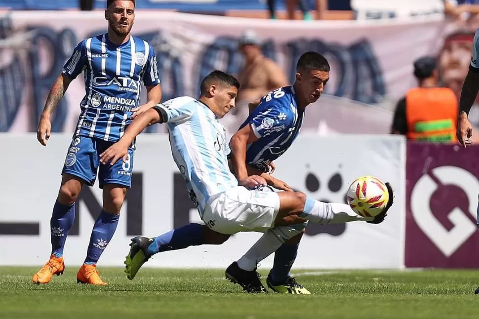 LÁSTIMA. Aliendro, la manija del mediocampo de Atlético, jugó un buen partido ayer en Mendoza. Sin embargo, una falta suya a González en el área se tradujo en penal. fotos de marcelo ruiz (especial para la gaceta)