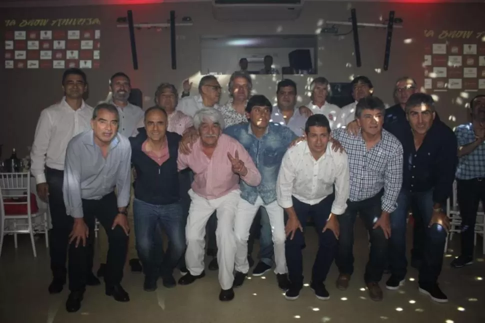 RECUERDOS. Parte del plantel de San Martín que logró el ascenso en 1992 posa durante la cena por el 109° aniversario del club, en la cual fueron homenajeados. foto carlos sanchez