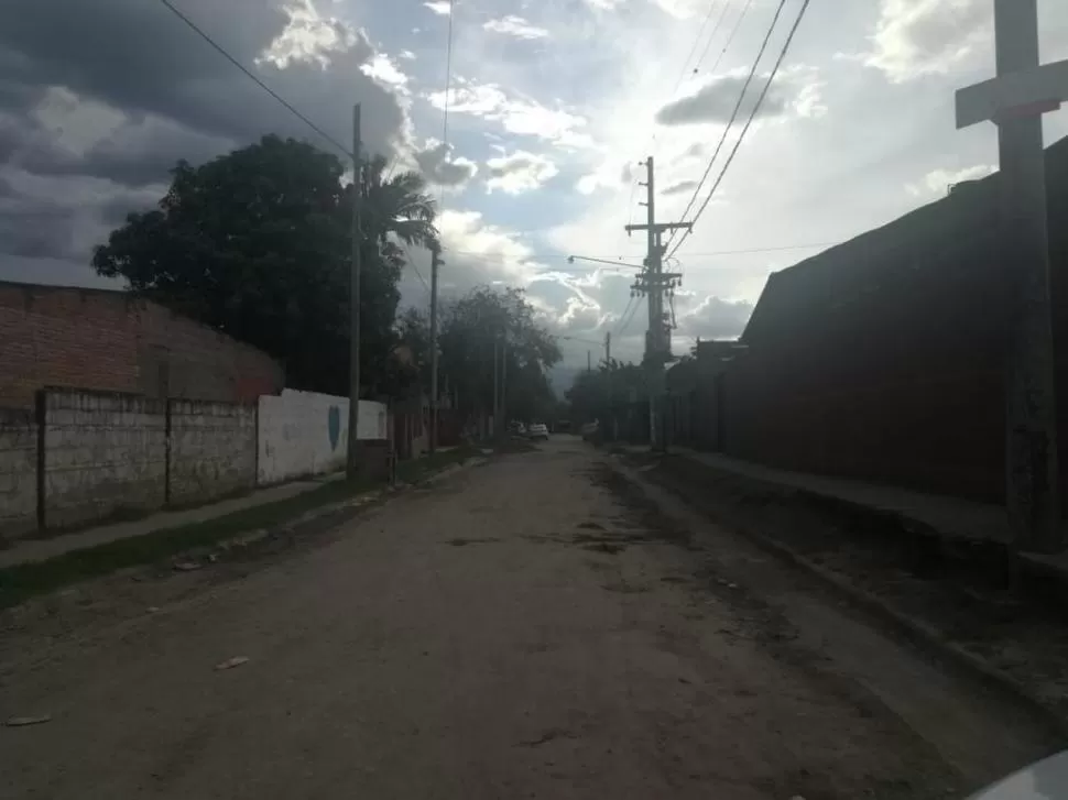 PRÉSTAMO. La familia Ogas vive en una vivienda de la zona sur de San Miguel de Tucumán.  