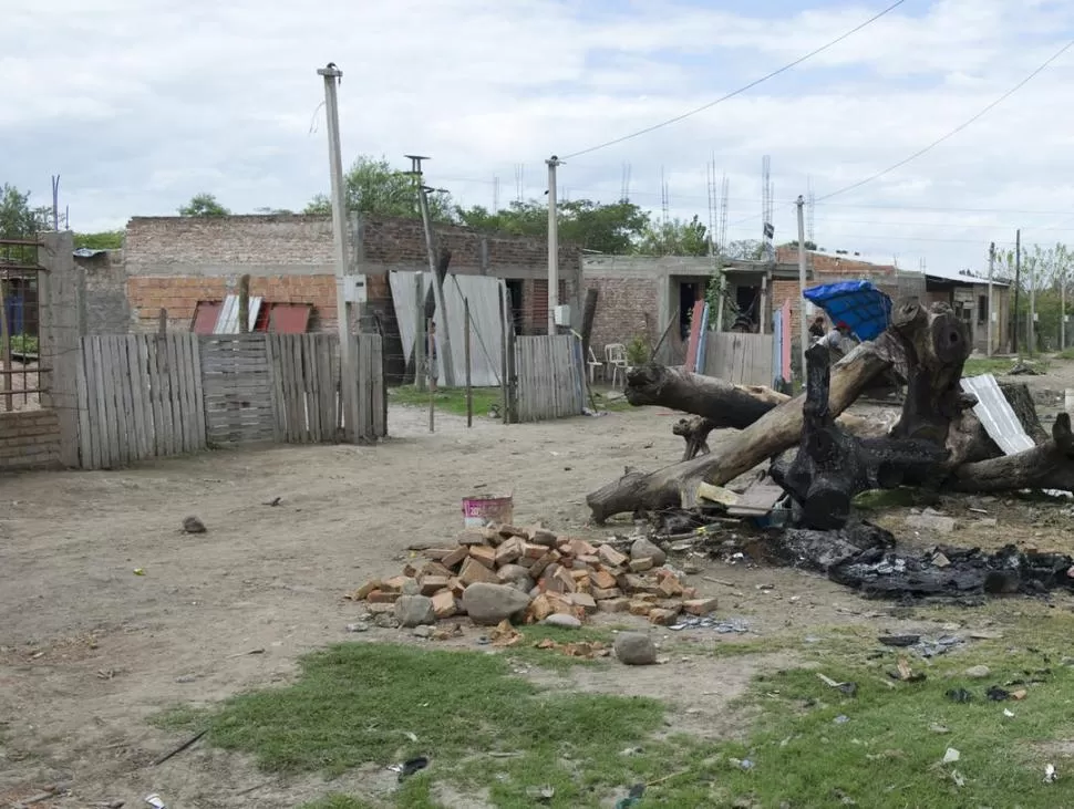 TIERRAS. El barrio “11 de Enero” instalado en el predio de El Tuyango SA. LA GACETA / FOTO DE JORGE OLMOS SGROSSO (ARCHIVO)