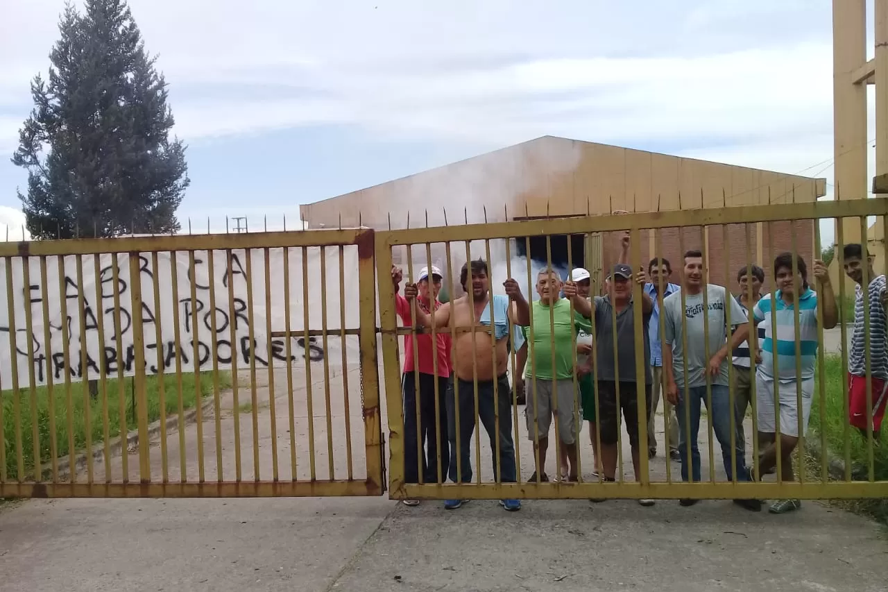 Por salarios atrasados, obreros tomaron una planta textil en Cruz Alta