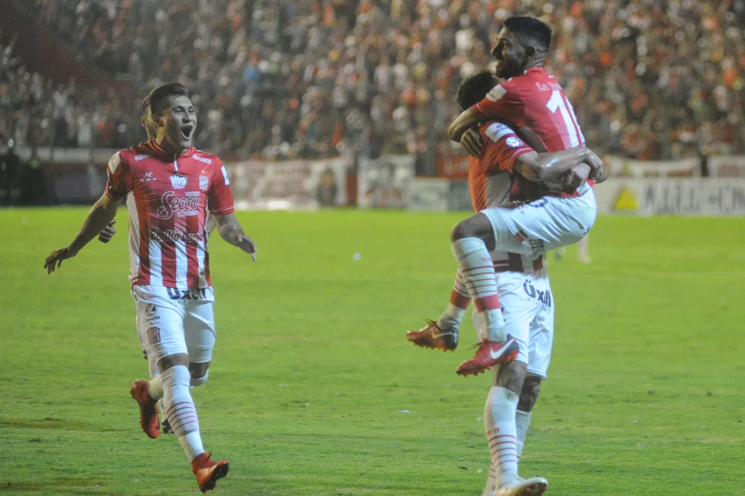 FESTEJO. Los jugadores celebran el segundo gol que terminó por sellar la victoria.