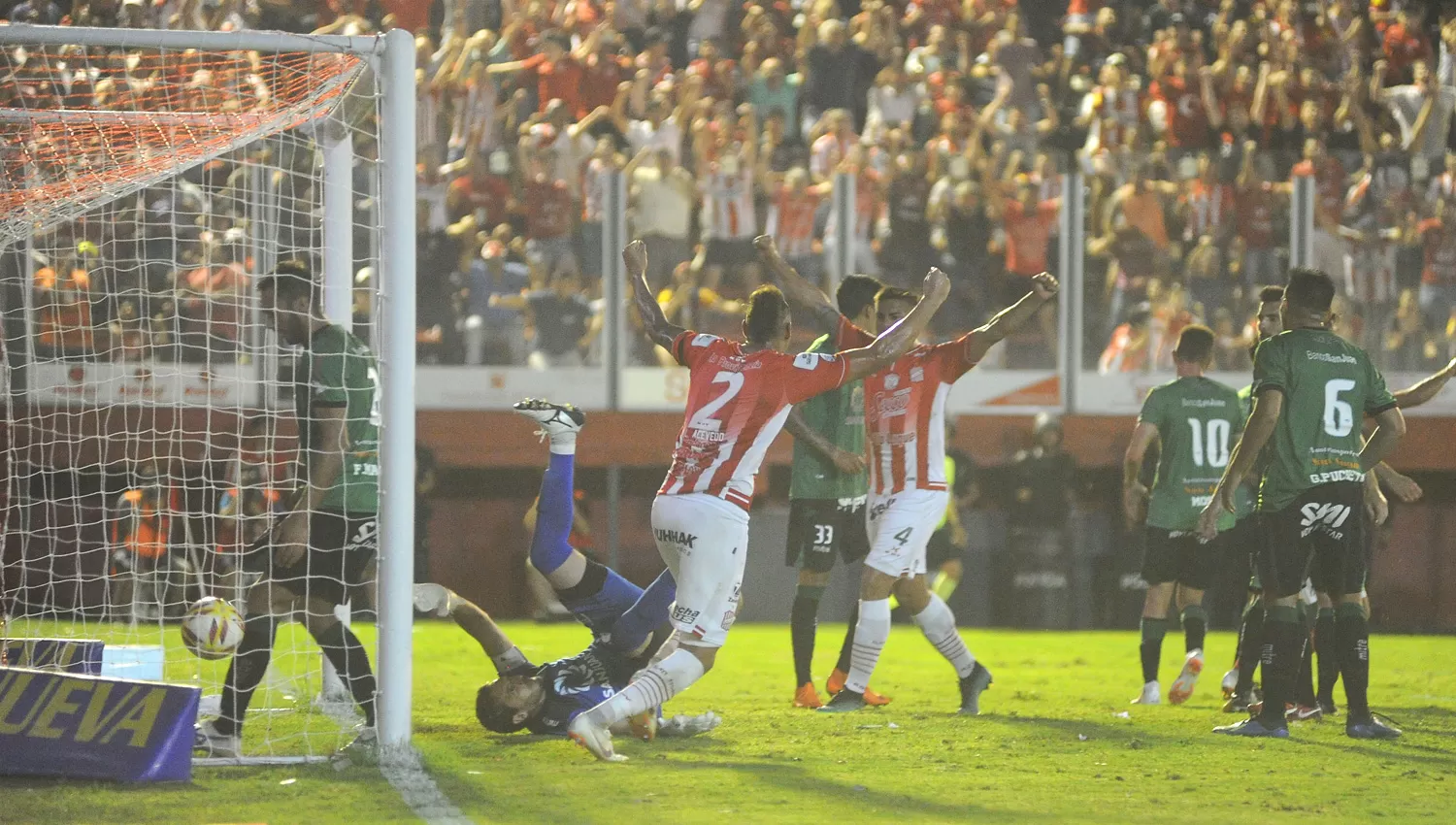 EL PRIMERO. Costa ya clavó la pelota en el segundo palo y sus compañeros empezaron el festejo.