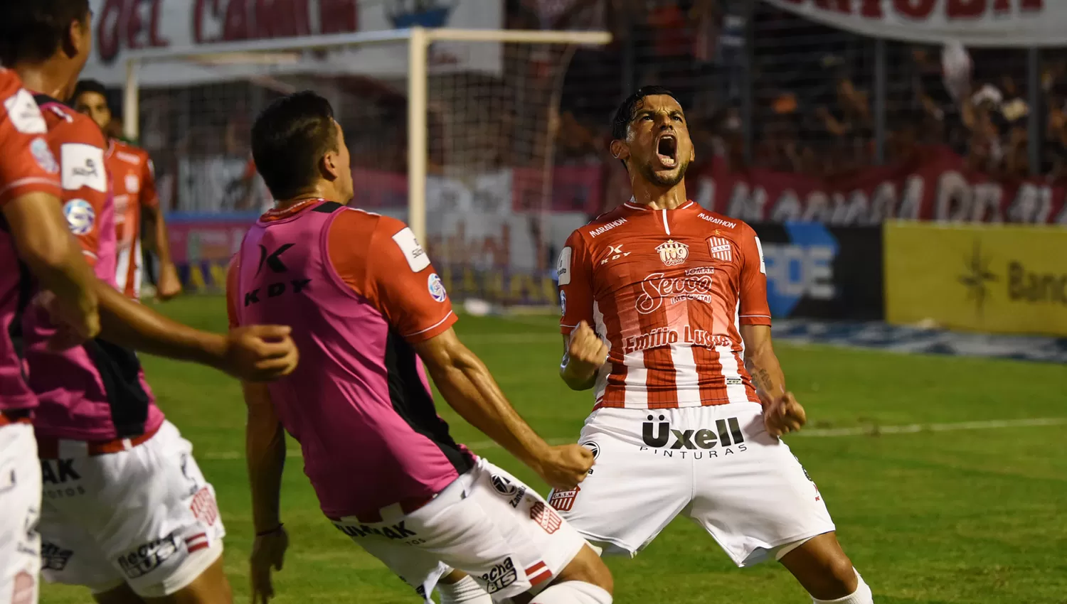 SE SACÓ LA MUFA. Tino lo gritó con fuerza a su primer gol en el fútbol argentino.