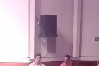 Dos jóvenes atacaron a los actores de “Chicos católicos”