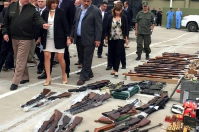 Creen que un arsenal secuestrado en Argentina iba a ser traficado a Brasil