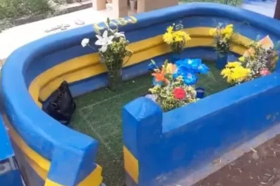 Era fanático de Boca y su madre le construyó una tumba con la forma de La Bombonera