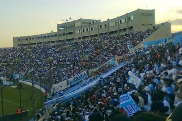 Un hincha falleció al recibir una pedrada en la cabeza en una pelea de barras de Gimnasia de Jujuy