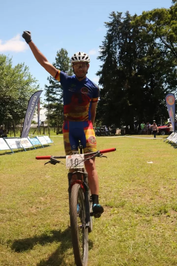 RUMBO A LA META. Darío Gasco ganó de punta a punta la prueba de cross rural. fotos de raúl ”marusa” carranza