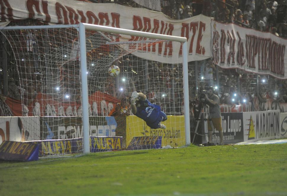 ESTA VEZ NO PUDO SER. Bieler se hizo cargo del penal y ocurrió algo rarísimo en él: falló porque Lucas Ardente y el palo se congeniaron para ahogarle el grito. Igual, el “Santo” pudo terminar celebrando. la gaceta / foto de Antonio Ferroni