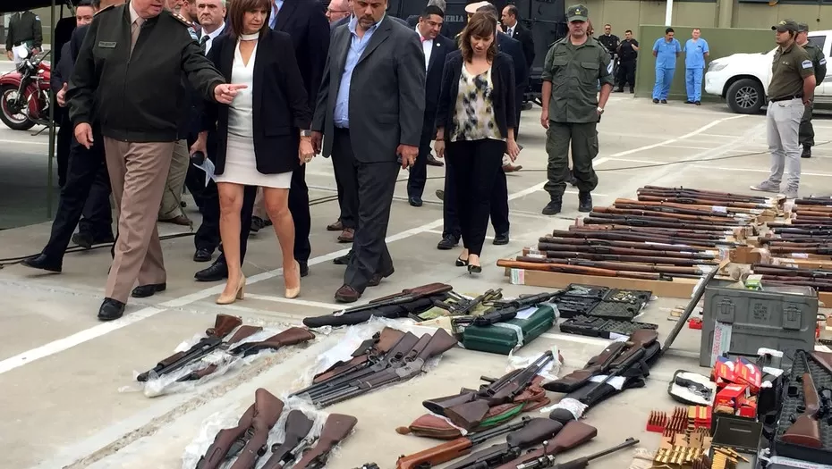 Creen que un arsenal secuestrado en Argentina iba a ser traficado a Brasil