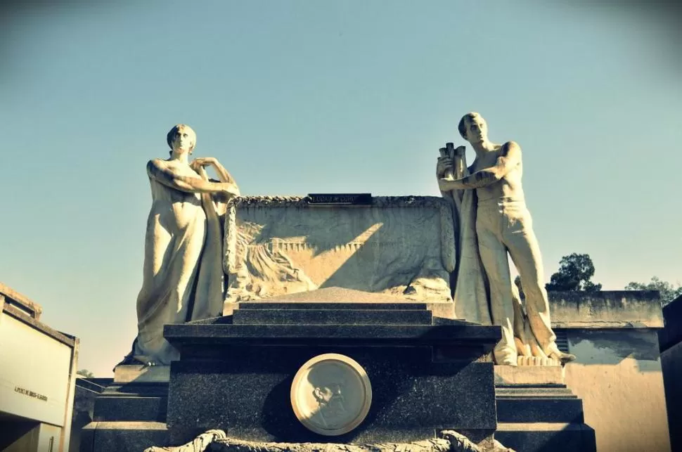 LUCAS CÓRDOBA. Parte superior de la tumba del destacado tucumano, diseñada por Arturo Dresco, en el Cementerio del Oeste. 