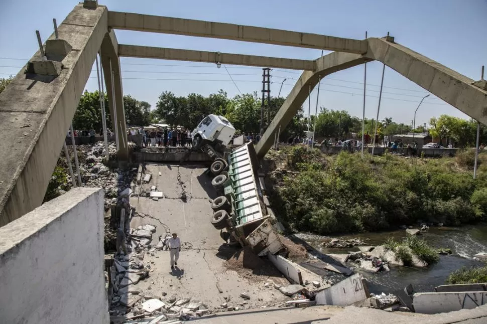 DERRUMBE Y CONMOCIÓN. Las péndolas quedaron colgado luego de que se desplomara el tablero del puente que cruza el Canal Sur. la gaceta / foto de Matías Quintana