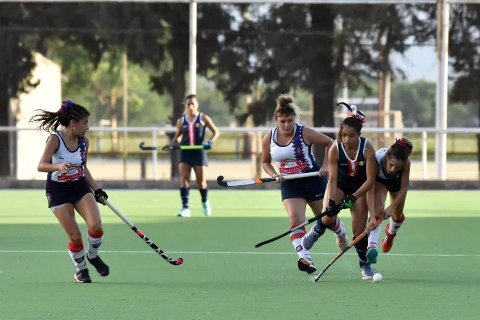 CUERPO A CUERPO. Piñol (izquierda, de “CC”) intenta frenar el avance de Murhell. la gaceta / fotos de Inés Quinteros Orio