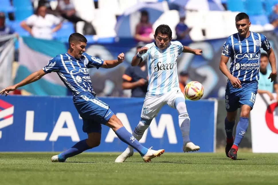 BARAJAR Y DAR DE NUEVO. Independientemente de lo que suceda con el calendario, en el plantel de Atlético buscarán olvidarse de la derrota injusta sufrida en Mendoza y trabajar para volver a sumar de a tres. foto de marcelo ruiz