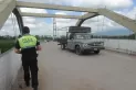 Pese a las restricciones, vehículos pesados cruzan por el segundo puente del Canal Sur