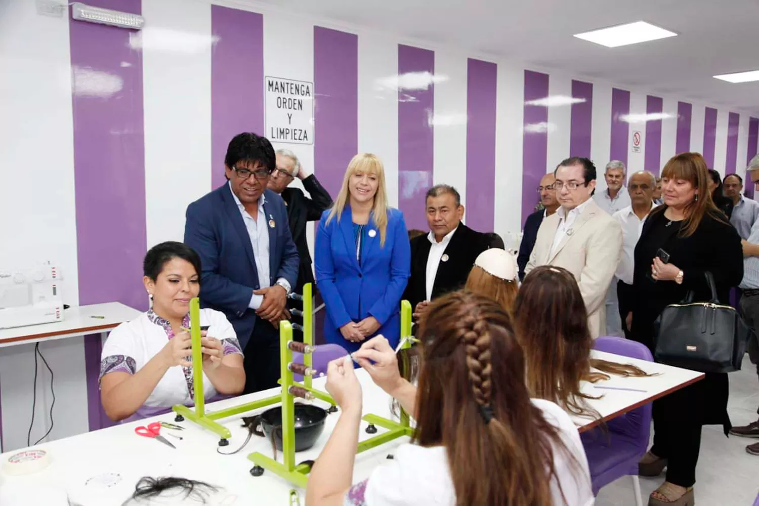 EN EL TALLER. Las empleadas son las encargadas de elaborar los ejemplares.