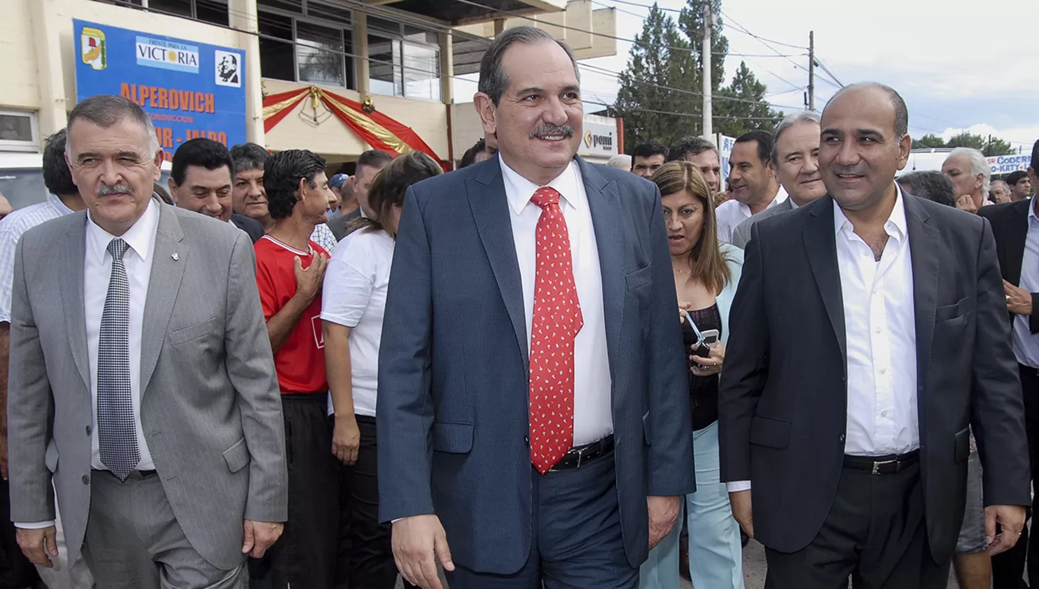 VIEJOS TIEMPOS. Alperovich, flanqueado por Jaldo y Manzur, durante un acto político. 