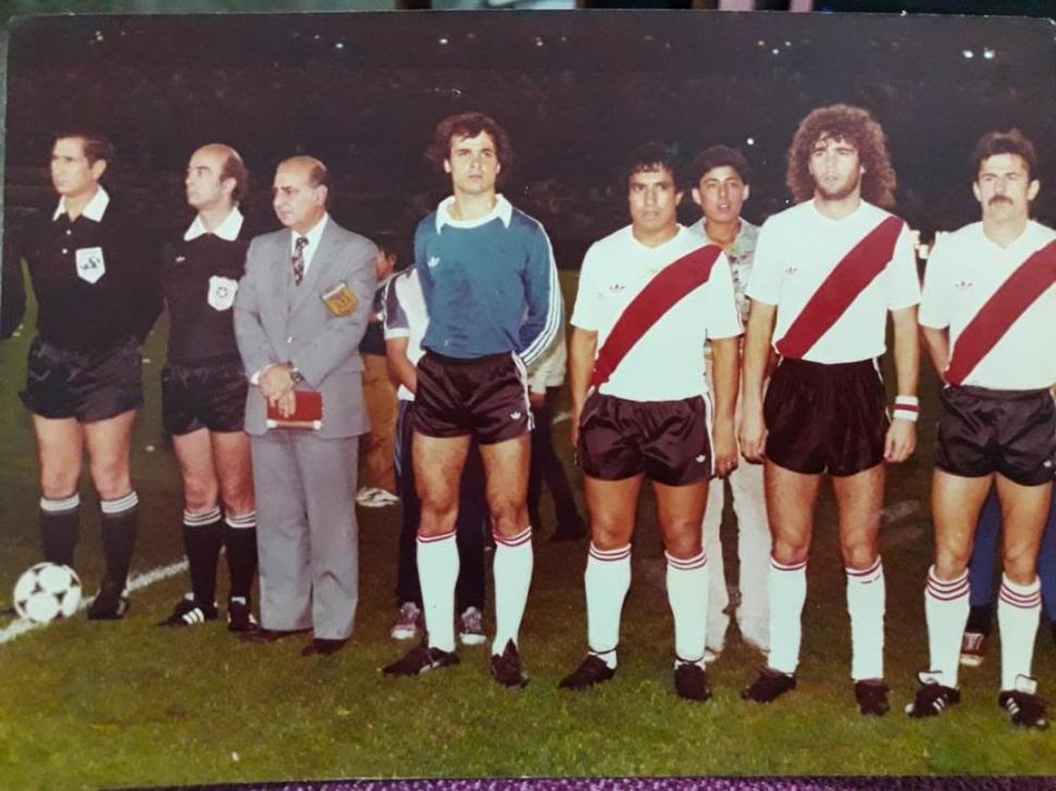 EL PASADO. Puentedura posa junto a Gallego y Tarantini, dos íconos de River.