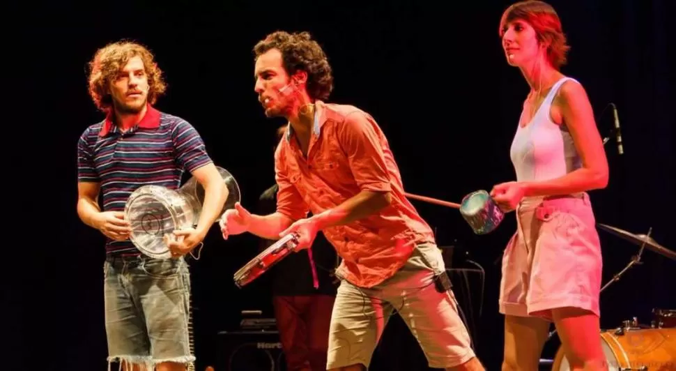 EN ESCENA. Pim Pau despliega su repertorio con pocos instrumentos y mucha energía interactiva con los chicos.  