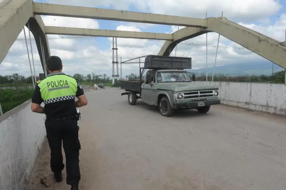 CONSIGNA POLICIAL. Autos, camionetas y camiones utilizan el segundo puente, a pesar de que sólo está habilitado para motocicletas y peatones. LA GACETA / FOTOS DE ANTONIO FERRONI