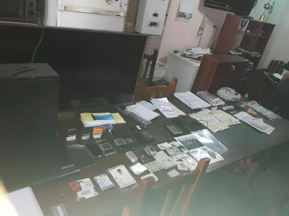 PRUEBAS. En los procedimientos se secuestraron teléfonos celulares y documentos de compra.  