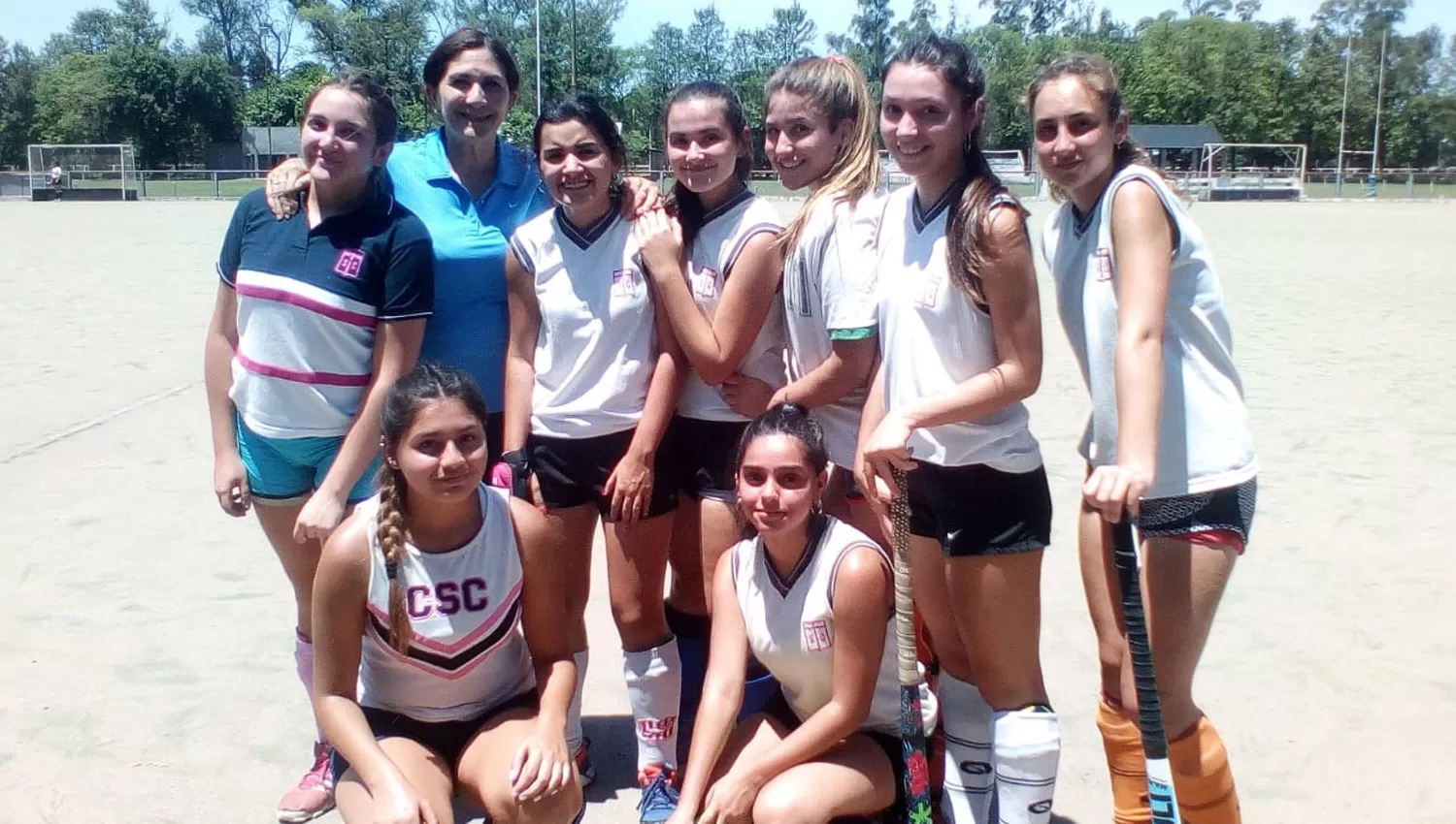 CAMPEONAS. Las chicas del Colegio Santa Catalina celebraron en los interescolares.