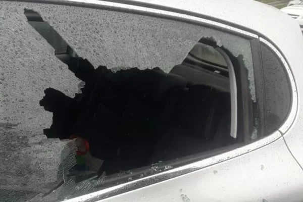 Otro ataque de rompevidrios: esta vez en Santiago al 4.500