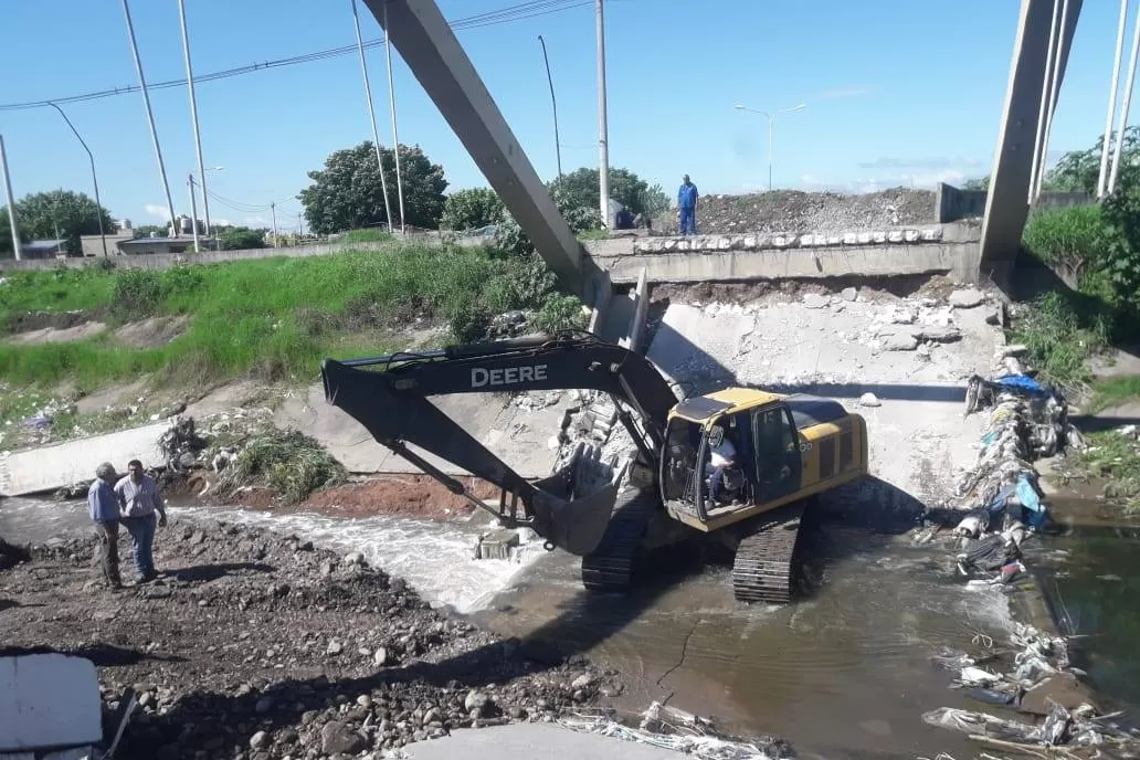 Vialidad encabeza los trabajos en el puente que se desplomó en septiembre.