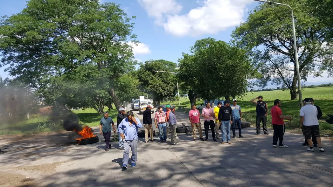 Trabajadores textiles cortan la ruta 302, en Colombres