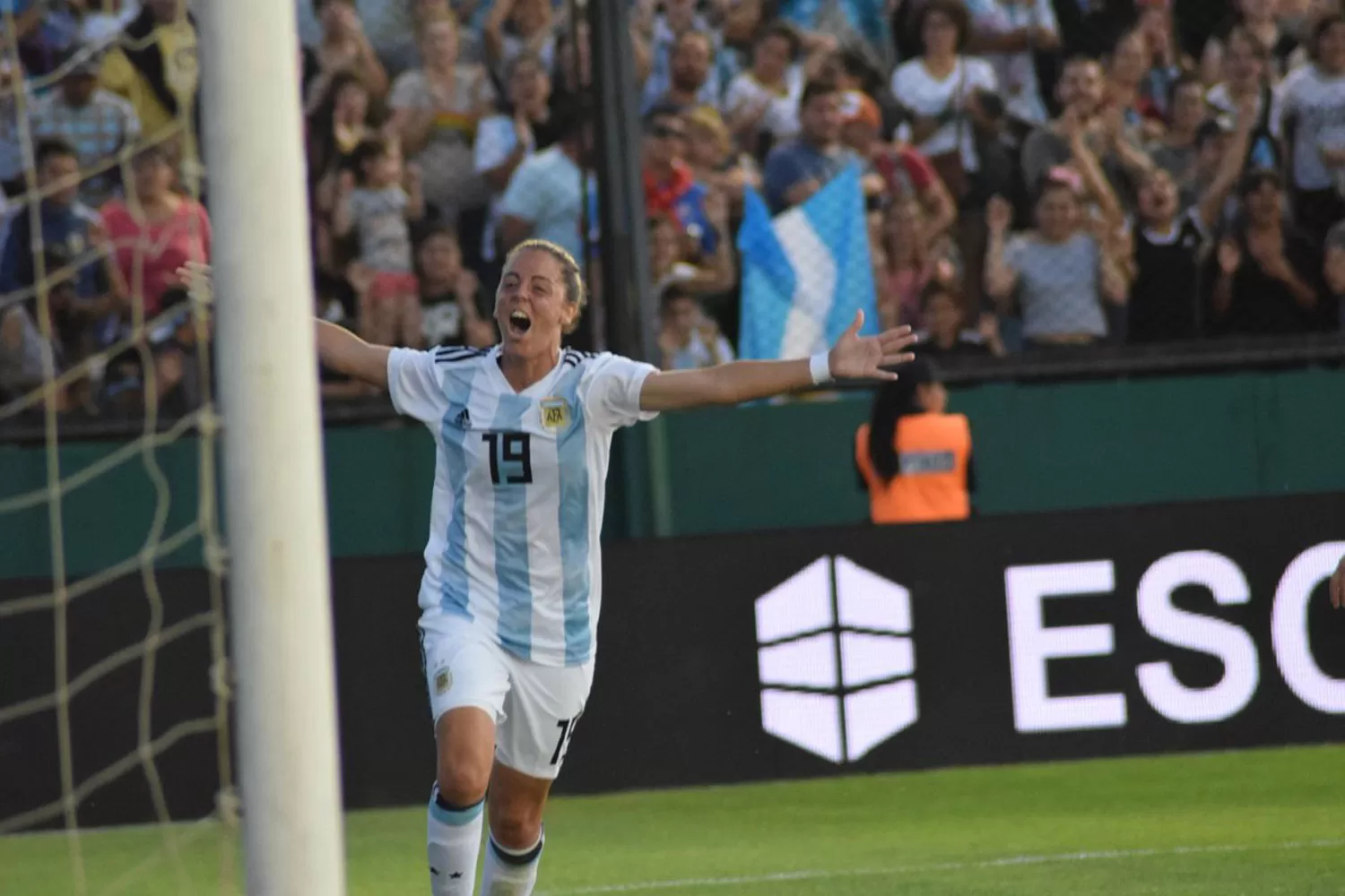 GOLEADORA. Larroquete abrió la cuenta ante Panamá.