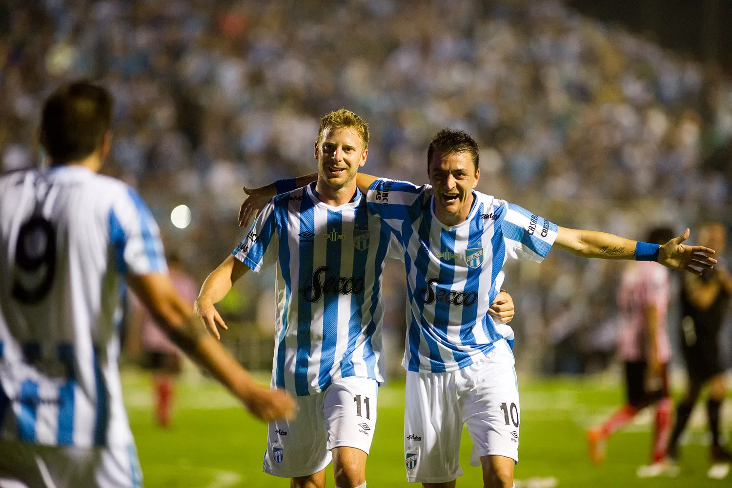 El Polaco Menéndez y Leandro González festejaban con el Mago Molina.