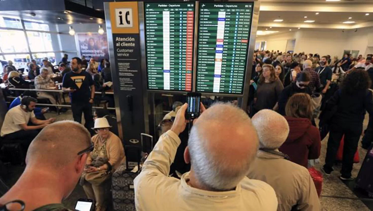 Finalizó el paro de aeronáuticos, que paralizó 243 vuelos y dejó 30.000 pasajeros varados