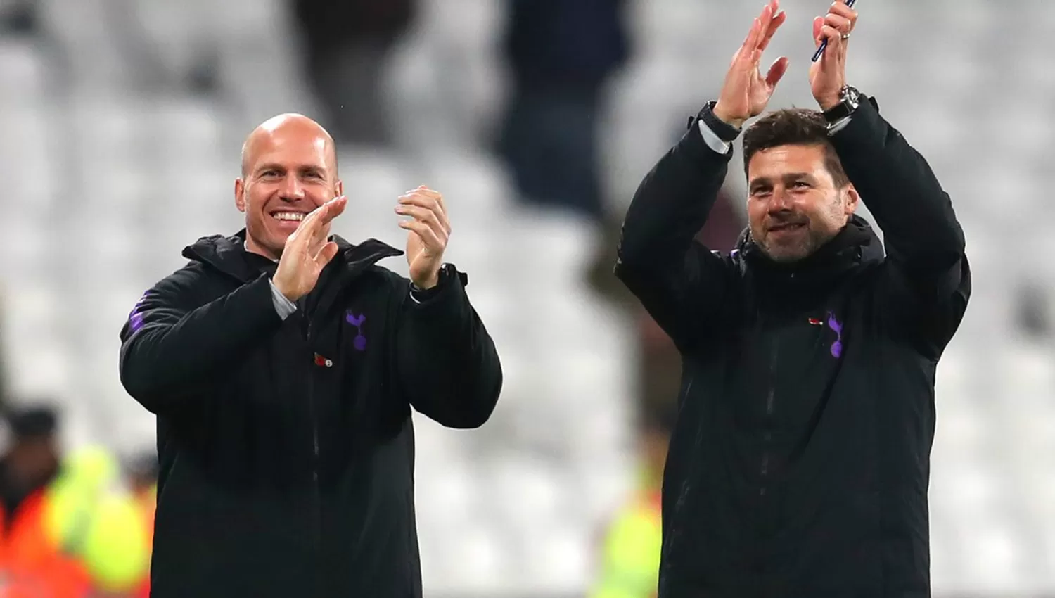 Mauricio Pochettino (derecha), técnico de los Spurs ingleses. (ARCHIVO)