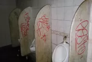 Compañeros, románticos y poco cuidadosos: así son los tucumanos en los baños públicos