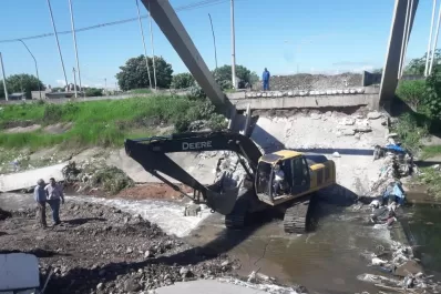 La remoción de los restos del puente caído en Canal Sur llevará al menos una semana