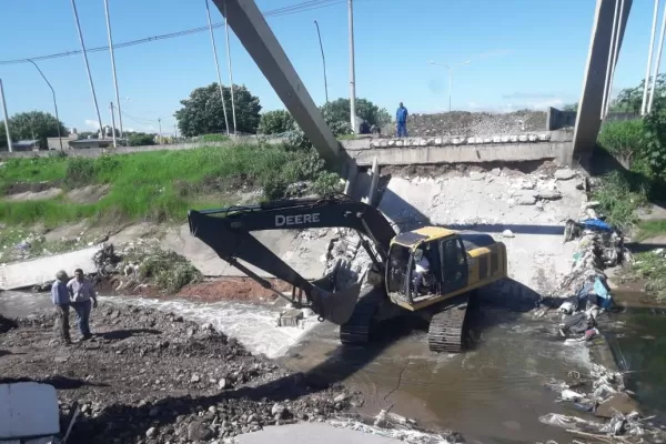 La remoción de los restos del puente caído en Canal Sur llevará al menos una semana