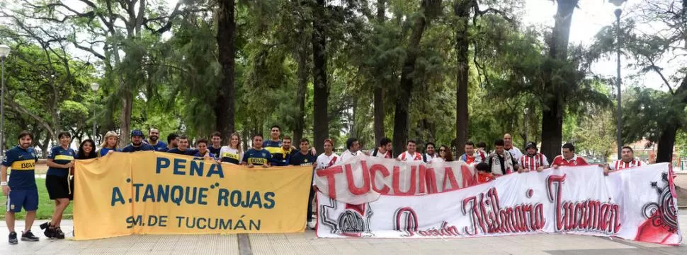 COMO UN EQUIPO. Los simpatizantes de Boca y River exhibieron sus banderas y, como los equipos cuando salen a la cancha, posaron. Están listos para alentar el sábado a sus equipos. La “Peña Tanque Rojas”, de Boca; “Agrupación Amigos por River”, “Pasión Millonaria”, la filial “Federico Vairo”, “Esto es River” y “Tafí Viejo es River” llevaron sus “trapos” a la plaza Urquiza para compartir la previa del gran duelo copero. 