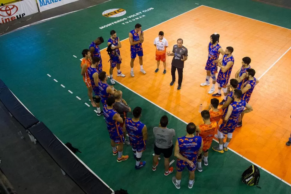 CON ATENCIÓN. Los círculos de charlas en los entrenamientos son habituales. Todo el plantel escucha el análisis de Grossi. Prensa Monteros Vóley Club