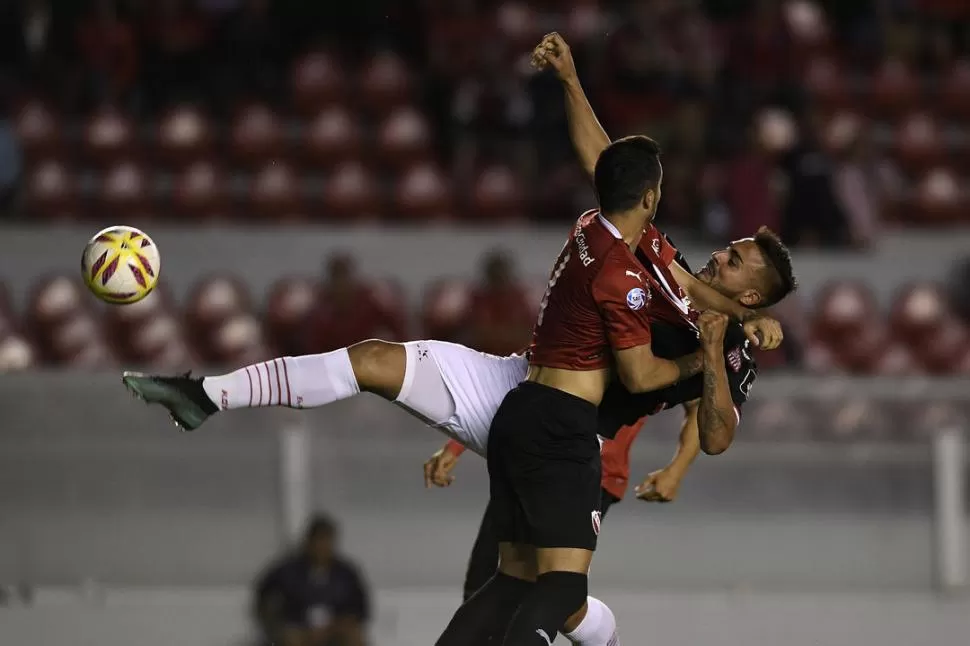 SE SACARON CHISPAS. Figal y Moreira se toman en el área de Independiente. En esa jugada, por muy poquito, “Chiqui” no llegó a desviar la pelota que hubiera marcado el empate “santo” en Avellaneda. foto de ignacio izaguirre (especial para la gaceta)