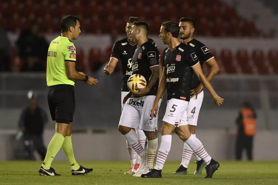 EN EL CENTRO DE LA ESCENA. Acevedo, Bieler, Altuna y Moreira le reclaman al árbitro Facundo Tello, de pésima tarea. foto de ignacio izaguirre (especial para la gaceta)